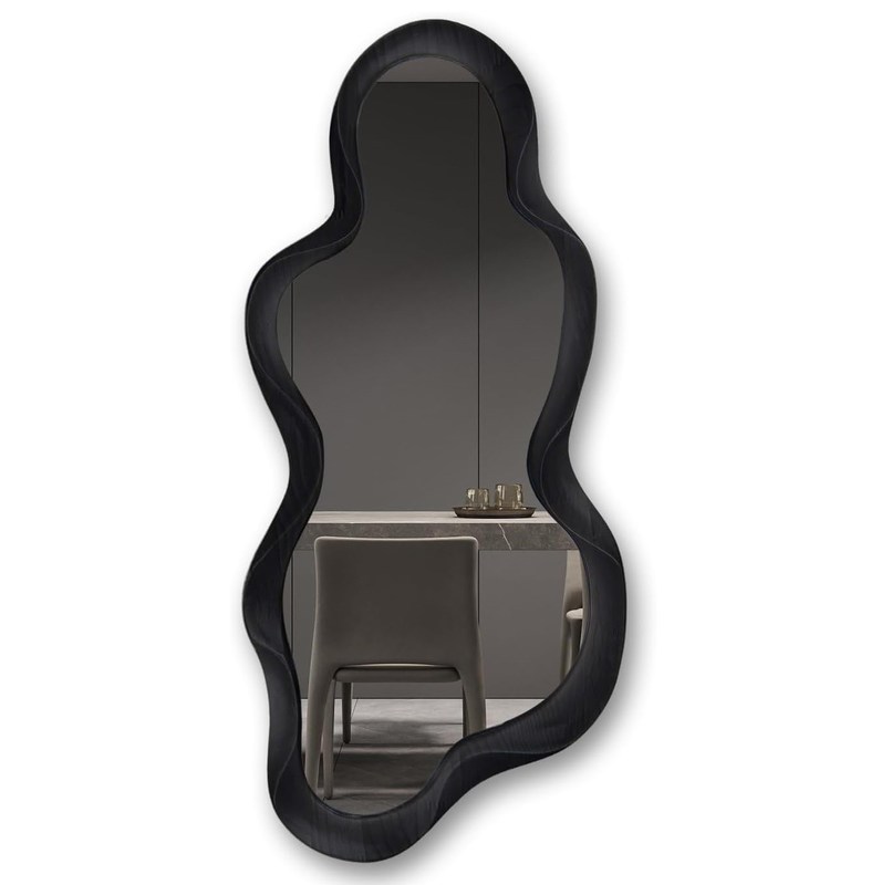 Красивое домашнее убранство Нерегулярное зеркало с черной деревянной рамой и современным убранством ванной комнаты